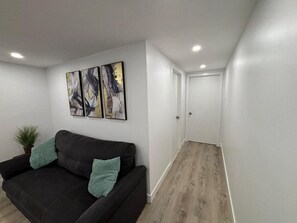 Unclassified image, 3 of 11, button - Côte-des-Neiges Cozy 1-Bedroom Ground-Floor Apartment | Quiet & Convenient Stay (Montréal)