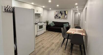 CĂŽte-des-Neiges Cozy 1-Bedroom Ground-Floor Apartment | Quiet & Convenient Stay