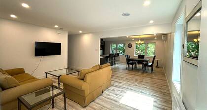 Bright & Spacious 3-Bedroom Retreat in Côte-des-Neiges | Comfort & Convenience in Montreal