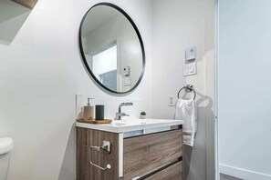 Een haardroger, handdoeken