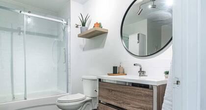 Spacious 4BR w/ Parking & Metro