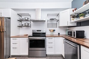 Réfrigérateur, four à micro-ondes, un four, surface de cuisson