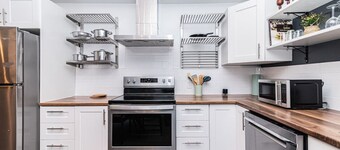 Elegant & Modern 4-Bedroom Retreat in Mercier-Hochelaga | Comfort & Convenience