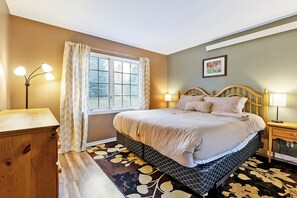 3 bedrooms, desk, iron/ironing board, free WiFi