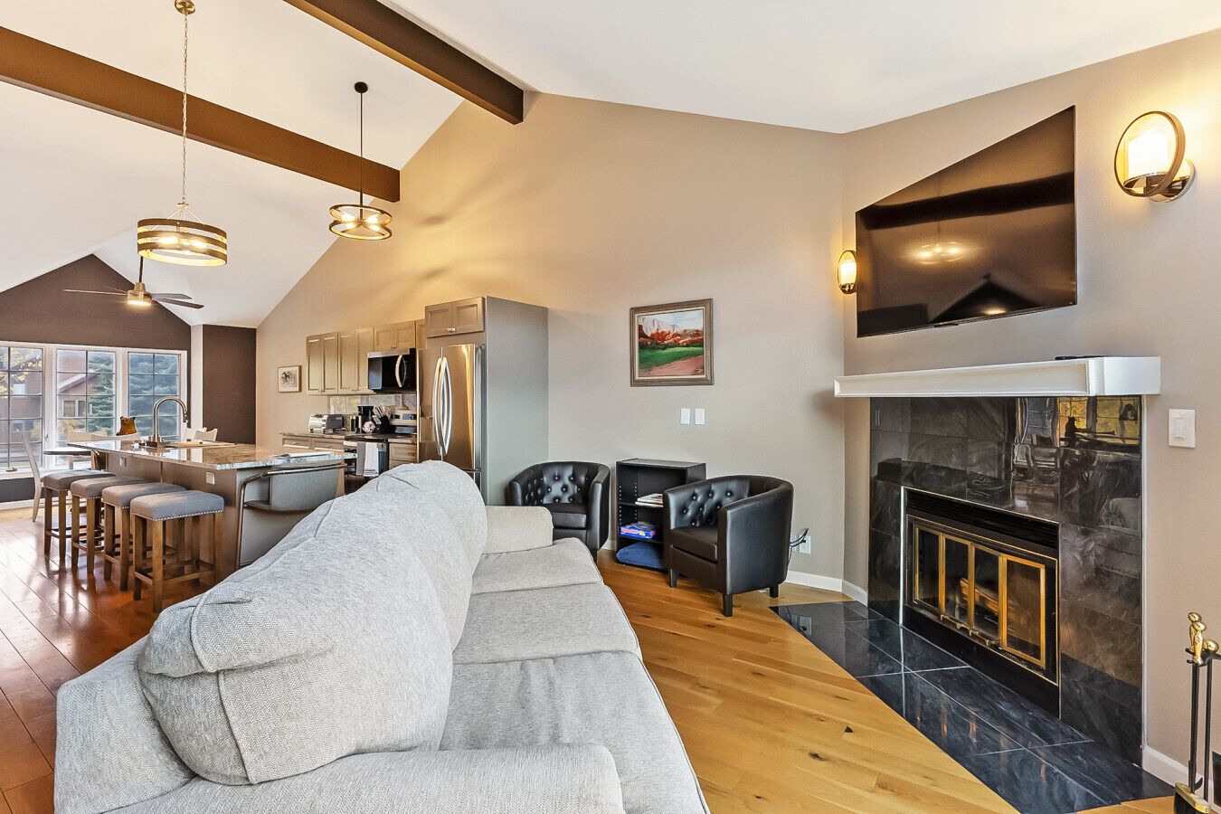 Smart TV y chimenea 