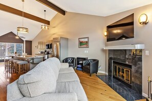 Smart TV, fireplace - Enjoy this recently remodeled, pet friendly townhouse in Edwards, CO (Edwards)