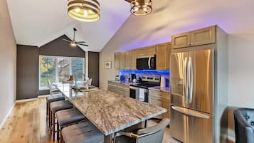 冰箱、微波炉、烤箱、炉灶