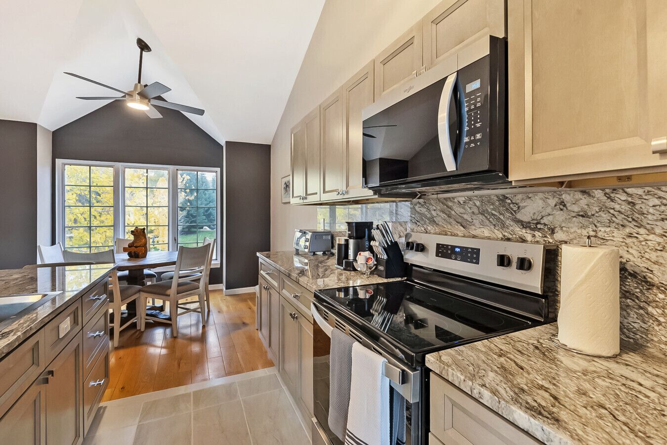 冰箱、微波炉、烤箱、炉灶