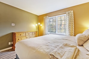 3 bedrooms, desk, iron/ironing board, free WiFi