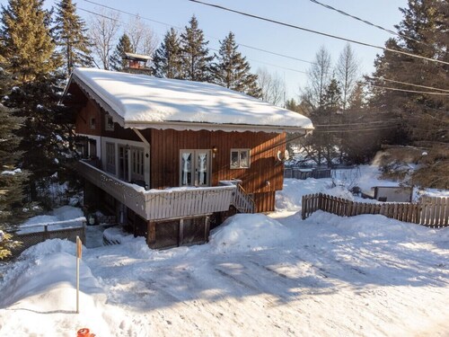 Evora Cozy 2BR Chalet Fireplace & BBQ Val-David