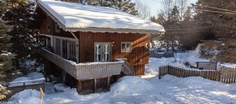 Evora Cozy 2BR Chalet Fireplace & BBQ Val-David