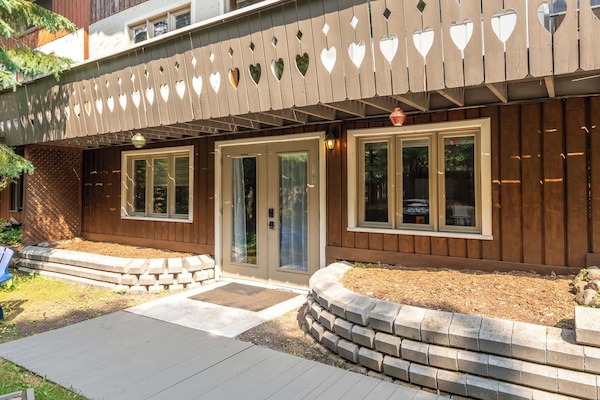 Main entrance with welcoming access to the lower-level unit.
