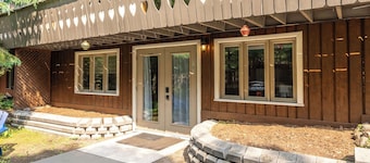 Evora Cozy 2BR Chalet Fireplace & BBQ Val-David