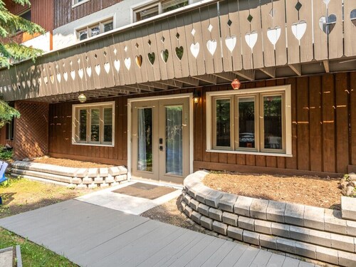 Evora Cozy 2BR Chalet Fireplace & BBQ Val-David