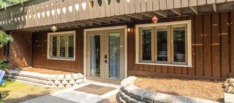 Evora Cozy 2BR Chalet Fireplace & BBQ Val-David