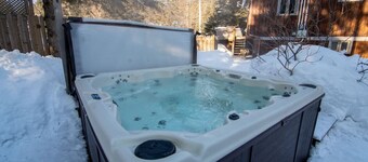 LAURA – Cozy  Chalet with 4-Season Spa Val David