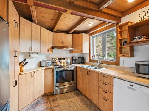 LAURA – Cozy  Chalet with 4-Season Spa Val David