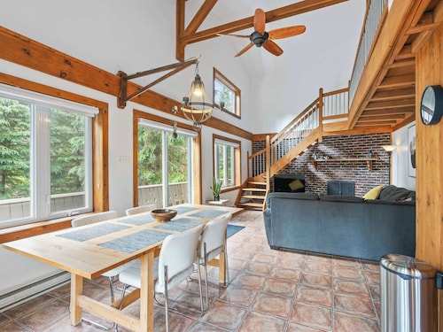 LAURA – Cozy Retreat with 4-Season Spa Val David