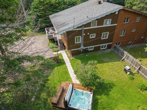 LAURA – Cozy Retreat with 4-Season Spa Val David