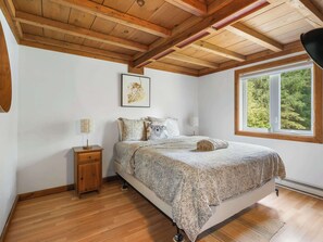 3 bedrooms, iron/ironing board, travel cot, free WiFi