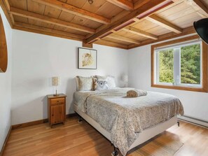 3 makuuhuonetta, työpöytä, silitysrauta/-lauta, vauvan matkasänky