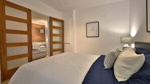 Tabla de planchar con plancha, wifi gratis y ropa de cama 