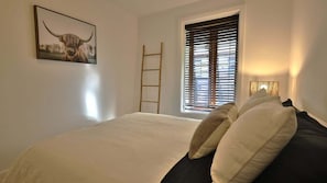 Tabla de planchar con plancha, wifi gratis, ropa de cama