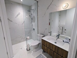 Hårføner og håndklær