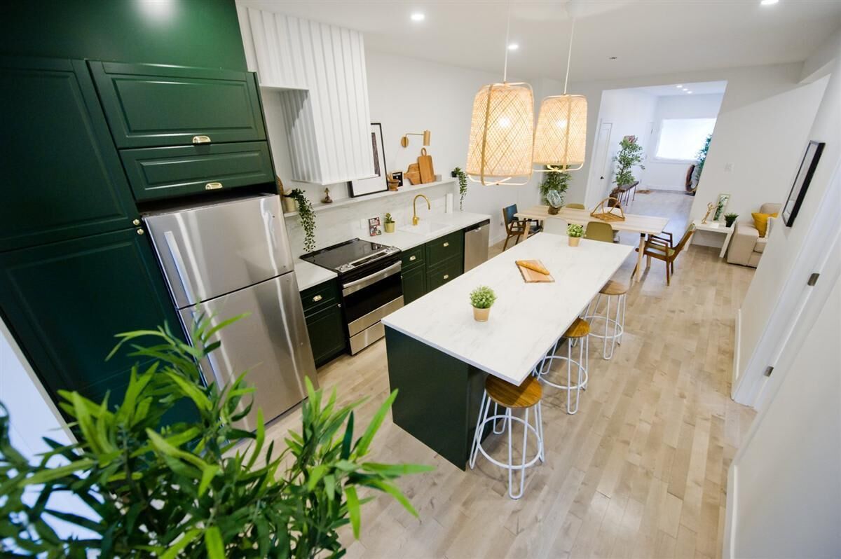 Réfrigérateur, four à micro-ondes, un four, surface de cuisson
