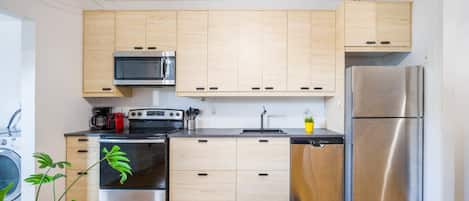 Réfrigérateur, four à micro-ondes, un four, surface de cuisson
