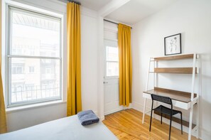 4 bedrooms, iron/ironing board, free WiFi, bed sheets - Trendy 4 BR Home  Ideal for Student Groups (Montréal)
