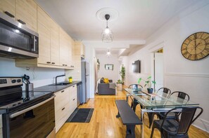 Interior - Trendy 4 BR Home  Ideal for Student Groups (Montréal)