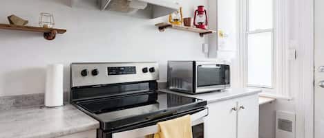 Réfrigérateur, four à micro-ondes, un four, surface de cuisson