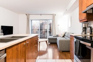 Unclassified image, 5 of 20, button - Charming & Cozy Loft with Rooftop Access & AC (Montréal)