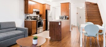 Charming & Cozy Loft with Rooftop Access & AC