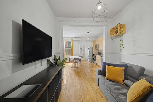 Large 5BR Home  Ideal for Student Groups