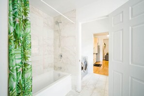 Secador de cabelo, toalhas de banho