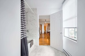 Interior - Large 5BR Home  Ideal for Student Groups (Montréal)