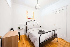 5 chambres, fer et planche à repasser, lit de bébé portatif