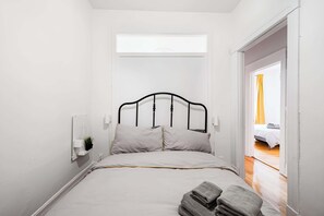 5 bedrooms, iron/ironing board, travel crib, free WiFi - Large 5BR Home  Ideal for Student Groups (Montréal)