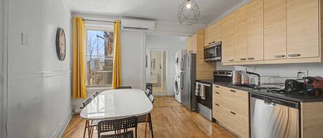 Jääkaappi, mikroaaltouuni, uuni, liesi