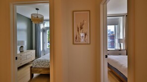 7 bedrooms, desk, travel crib, WiFi