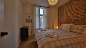7 bedrooms, travel cot, WiFi, bed sheets