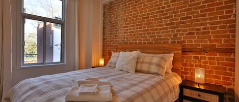 7 bedrooms, desk, travel crib, WiFi