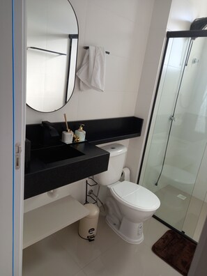 Ducha, secador de pelo, toallas, jabón