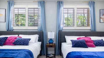 3 soverom, skrivebord, strykejern/-brett og reiseseng for barn