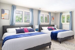 3 Schlafzimmer, Schreibtisch, Bügeleisen/Bügelbrett, Reisekinderbett