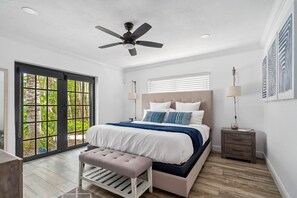 3 habitaciones, escritorio y tabla de planchar con plancha
