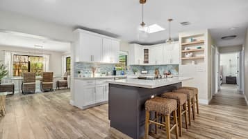 Køleskab, mikrobølgeovn, opvaskemaskine, kaffe-/temaskine