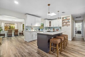 Refrigerador, microondas, lavavajillas y cafetera y tetera